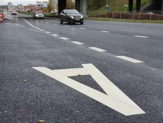 <p>can a taxi drive on the A lane? </p>