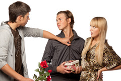 Léa et Jules sont ensemble mais, à la fête, Léa drague David et Jules est très __________.
