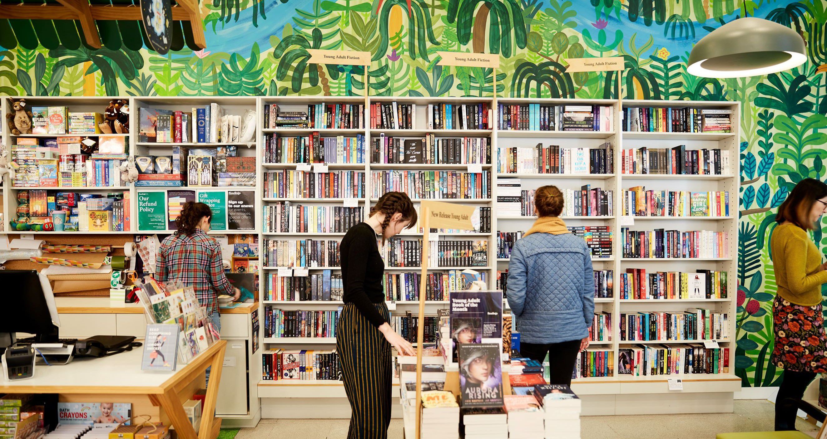 <p><strong>mill around</strong></p>