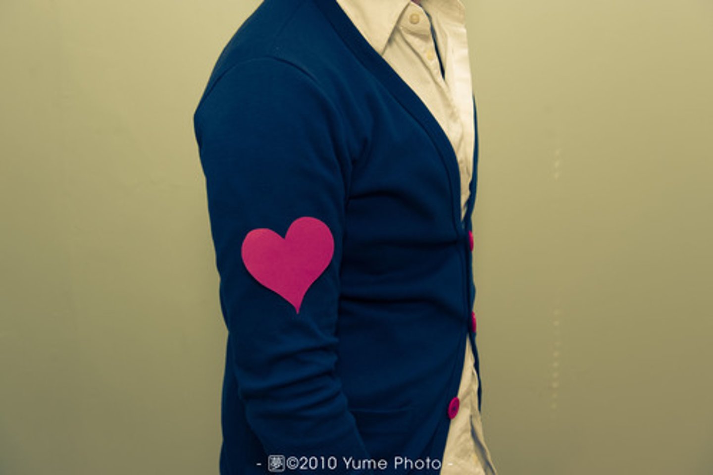 <p>To openly show your emotions.(He wears his heart on his sleeve, so you always know what he's feeling. мати серце на долоні, не приховувати почуттів)</p>