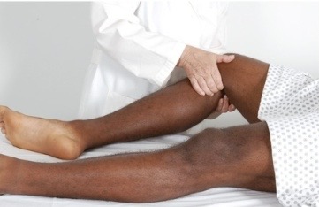 <p>with leg extended but relaxed, anchor your thumbs on knee, and curl your fingers around into popliteal fossa</p>