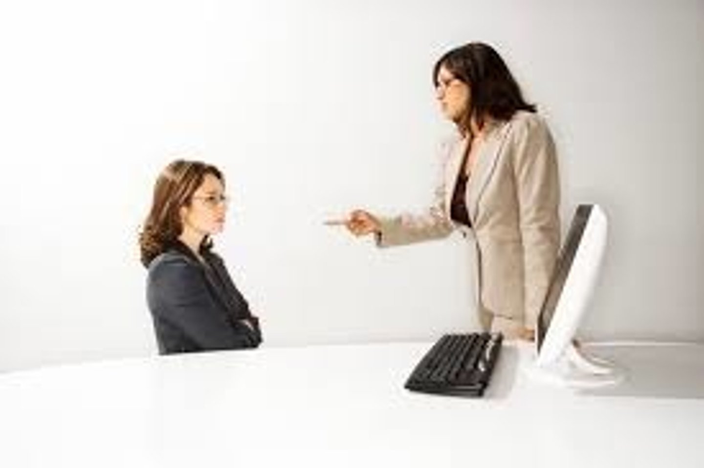 <p>критикувати когось за щось зроблене</p>