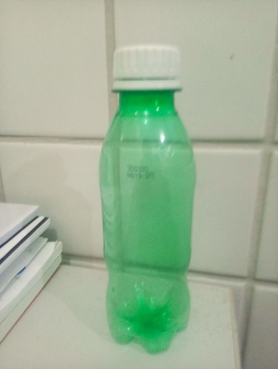 <p>QUE GARRAFINHA VOCÊ TÊM?. EU TENHO UMA GARRAFINHA VERDE.</p>
