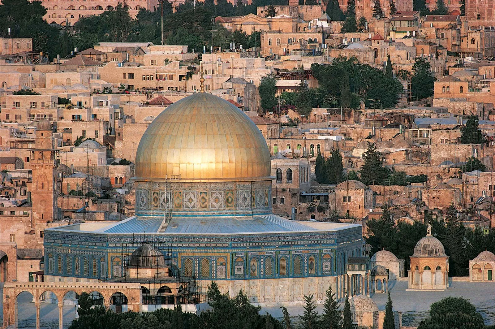 <p>located in jerusalem and curated between 687-691 AD; established where the first temple was built</p><p>features an octagonal structure with a central dome - which is supported by squinches, a golden dome, patterned and mosaic, has no figures within the structure</p>