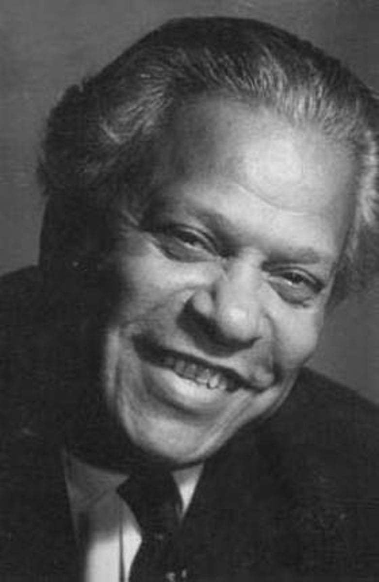 <p>nicolas guillen</p><p>vanguardismo</p><p>resumen- consiste de dos vidas, dos hombres, dos luchadores y dos abueelos, empiesa con la descripcion de las sombras de los dos abuelos.luego se descubren sus differencias raciales. el abuelo blanco lleva una gorguera y armadura. el abuelo negro lleba su tambor indigena y una lanza de hueso. el poema se siggue referiendo al la esclavitud de los negros por los blancos y como el blanco siempre gana. al final los dos abuelos se abrazan dando a decir que aunque tenemos differencias somos humanos e iguales.</p><p>temas- la integracion de razas, esclavitud, buenas relacciones sin importar la raza</p>