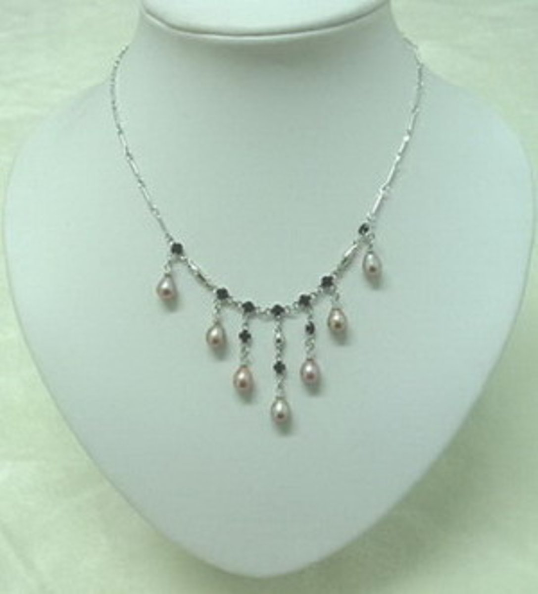 <p>a piece of jewellery that you wear around your neck</p>