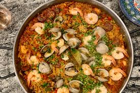 <p>Un plato español que consiste en arroz con mariscos o carne.</p>