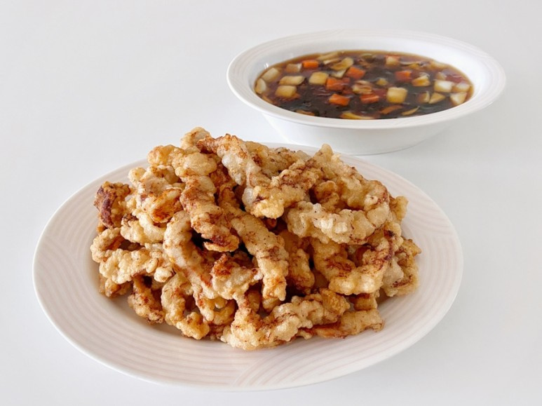 <p>Thịt chiên thì phải chấm ăn, như thế mới thưởng thức được vị giòn</p>