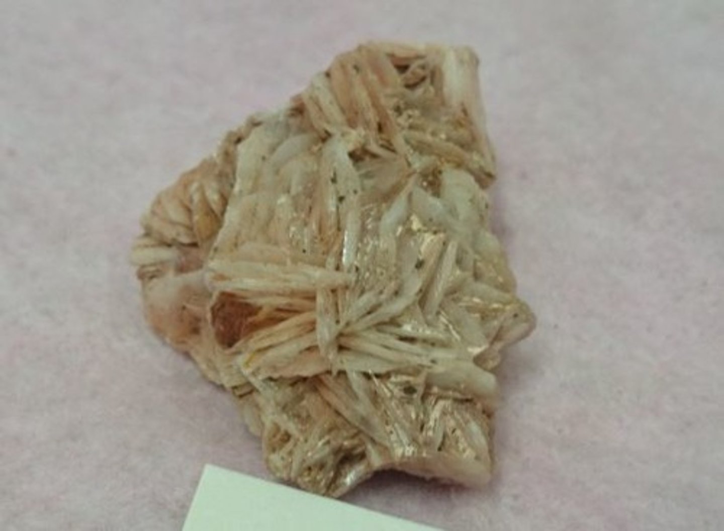 <p>- poids : 4.5</p><p>- habitus ; agrégats lamélaire en crète de coq</p><p>- composition : BaSO₄</p>