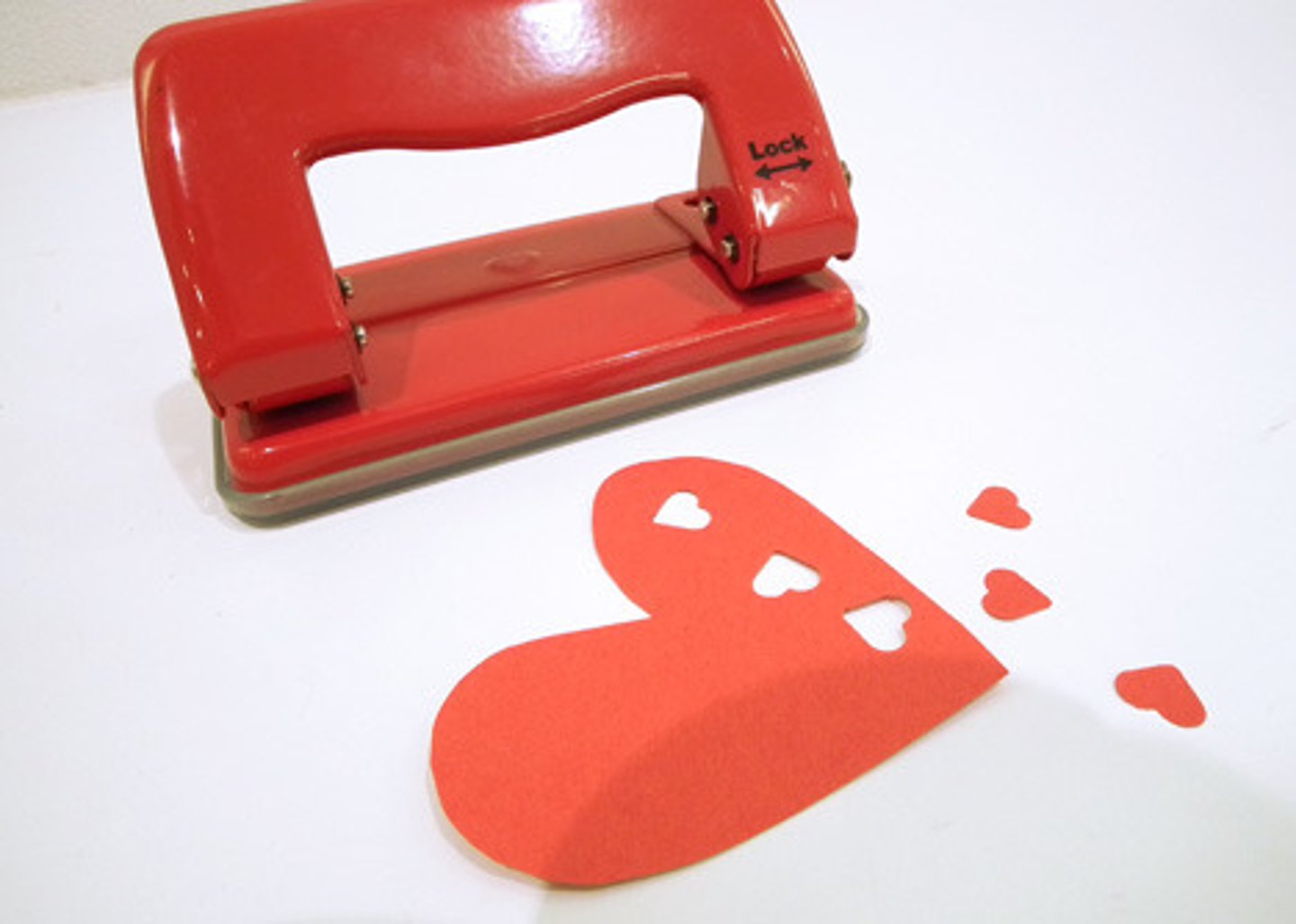 <p>cái đục lỗ</p>