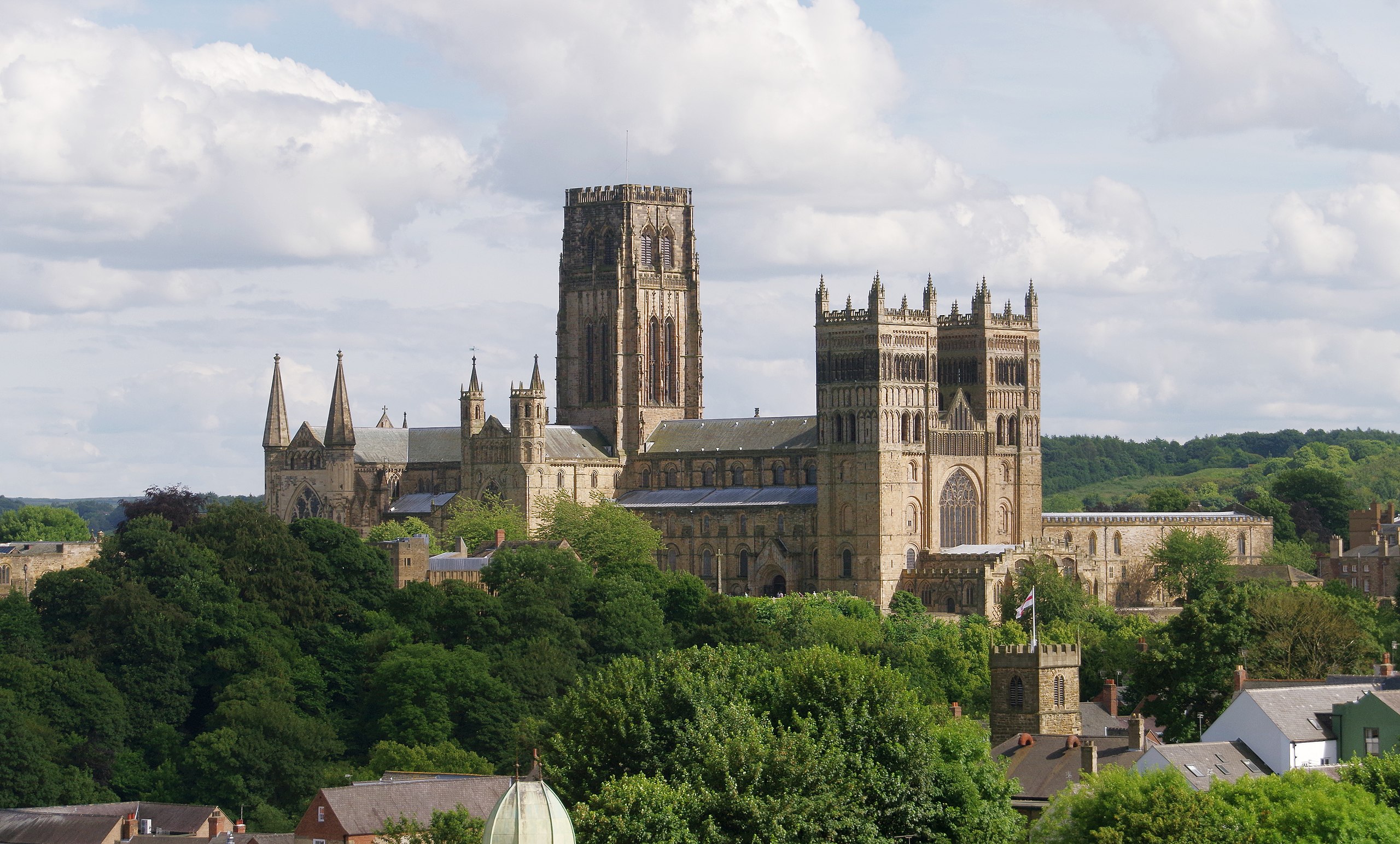 <ul><li><p>When it was built, it was a Catholic Church</p></li><li><p>It featured clusters of columns up the nave alternative with massive piers decorated with carved zig-zag chevrons</p><ul><li><p>Unlike all previous church architecture, it was vaulted throughout </p></li><li><p>It used a new and more stable combination of pointed arches and had buttressed arches beneath the gallery roof </p></li></ul></li></ul><p></p>