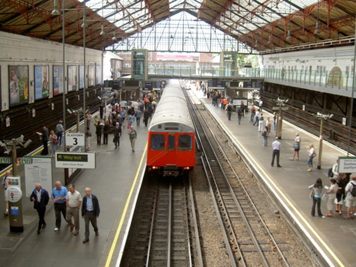 <p>metro/train station</p>