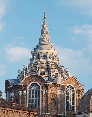 <p><span><span>Guarini is known for his mathematically elaborate vaulted domes, as with his unorthodox use of the Orders, such as an “</span></span><strong>Undulating Order</strong><span><span>.” </span></span></p>