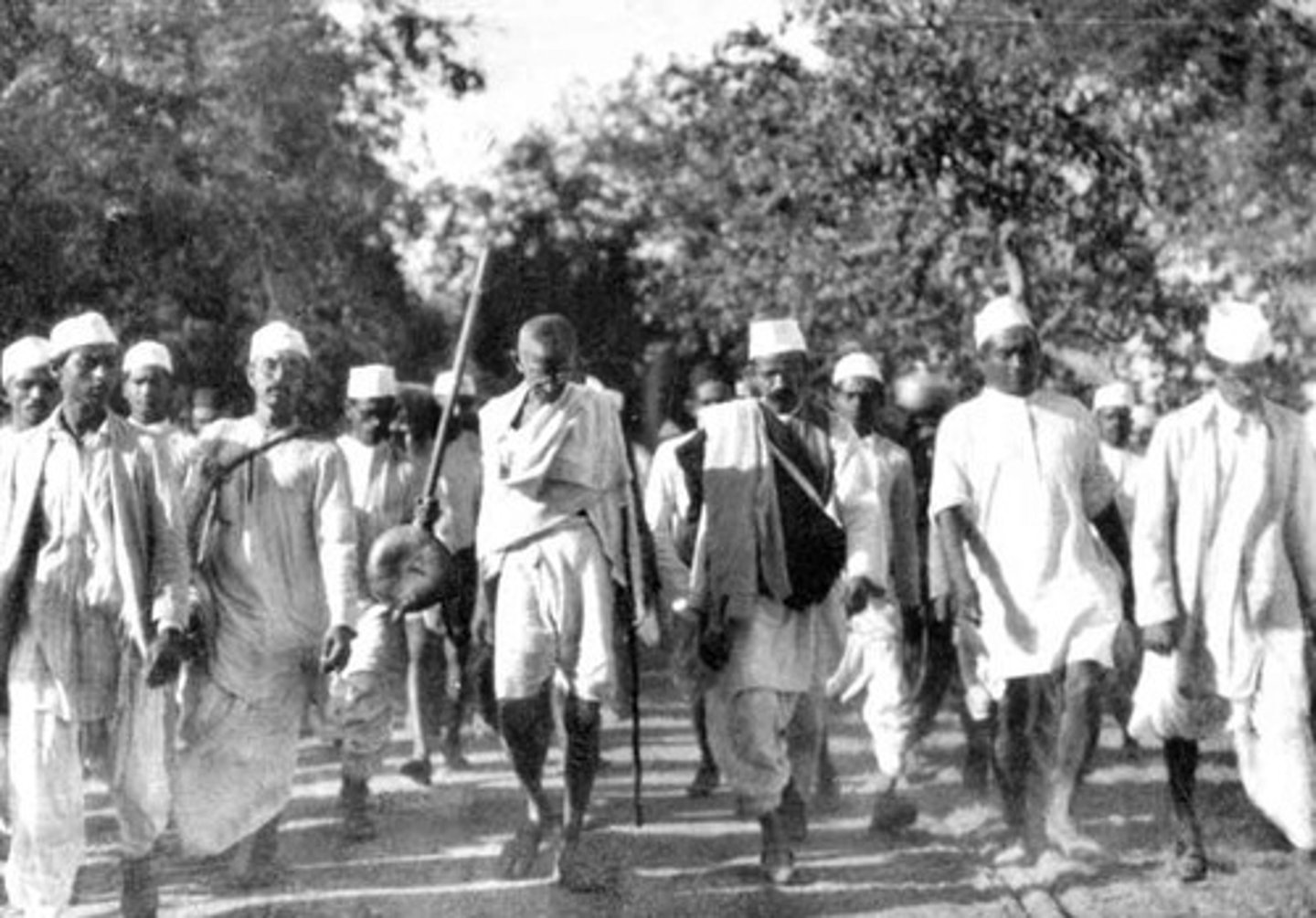 <p>example of passive resistance when Gandhi and his followers walked 200 miles to the ocean where they harvested an "illegal substance"</p>