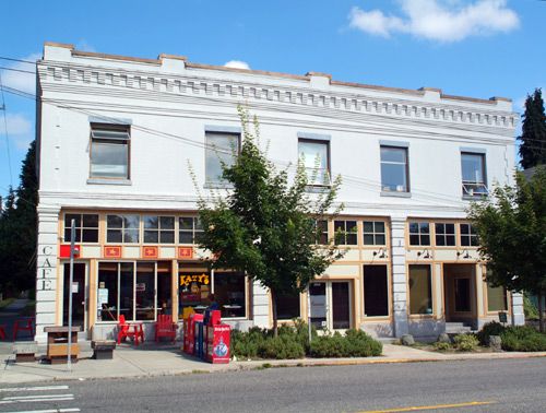 <p>conveniently located</p>