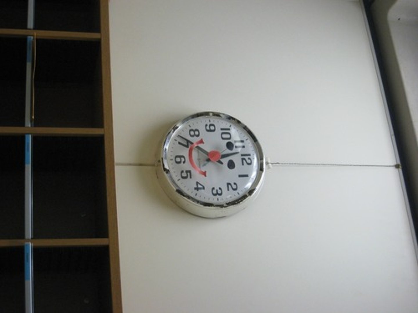 <p>"To meet deadlines efficiently, the project team worked overtime and communicated constantly to avoid unnecessary mistakes. "</p><p>Bản dịch: "Để đáp ứng/hoàn thành các thời hạn một cách hiệu quả, đội dự án đã làm việc ngoài giờ và liên lạc liên tục để tránh những sai sót không cần thiết."</p>