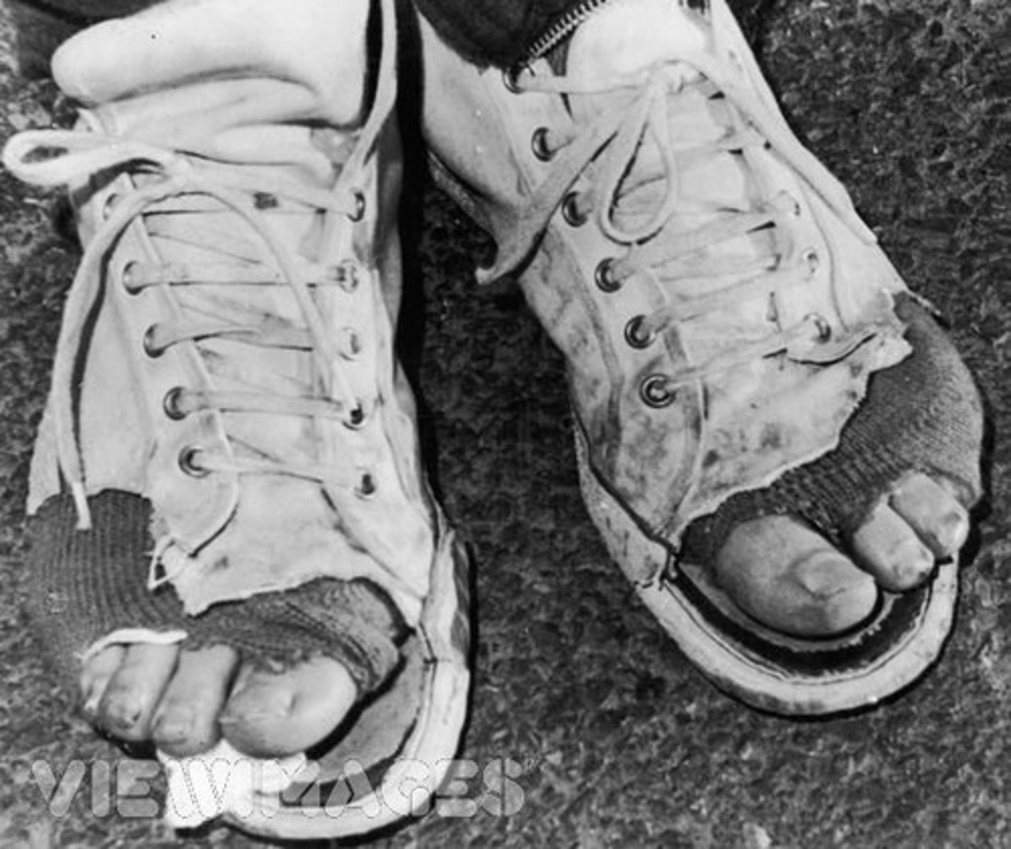 <p>become damaged from use</p><p>My running shoes _____ _____ after a year of daily use.</p>