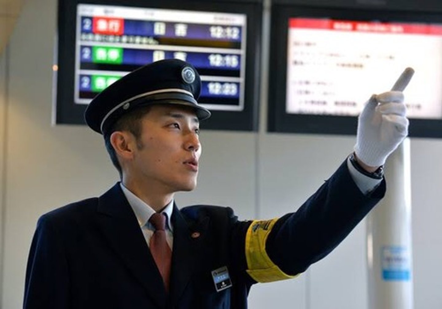 <p>かかりいん</p><p>ответственное лицо</p><p>係員に聞いてください。</p>