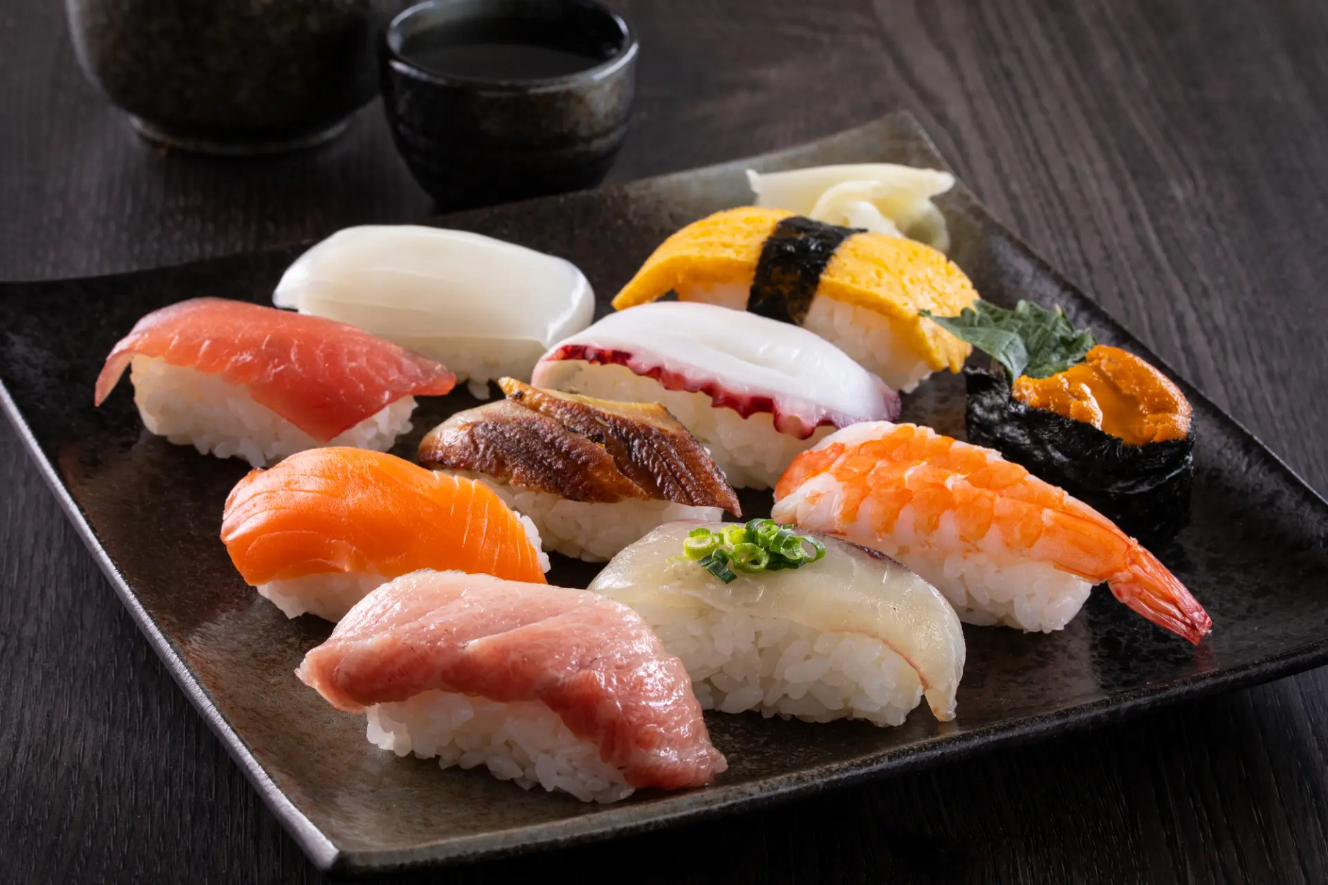 <p>すし (sushi)</p>