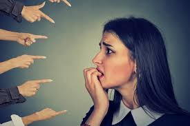 <p>meggyanúsítani valakit</p>