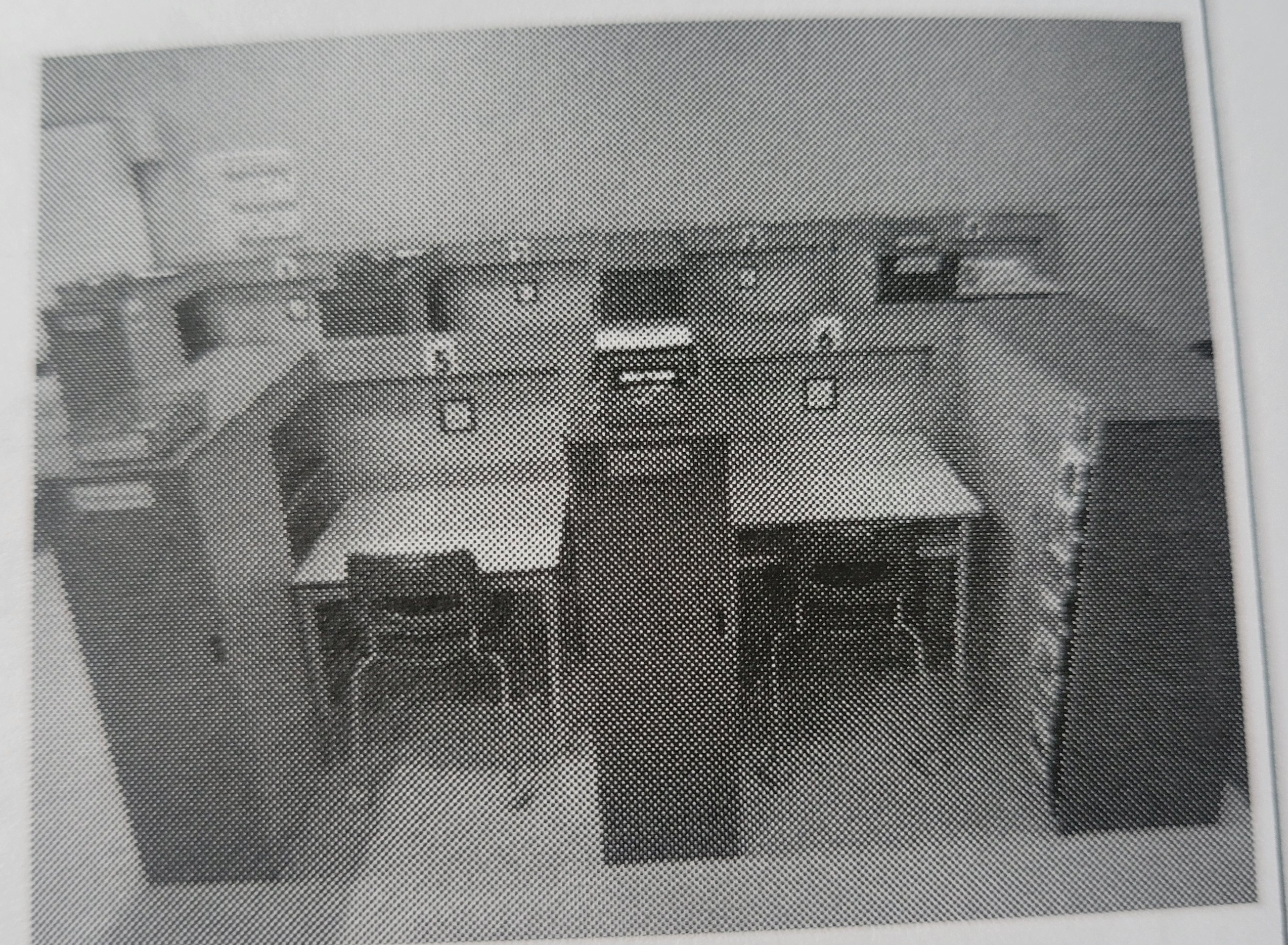 <p>Système de travail individualisé est une façon d'organiser divers act, a travers lequel l'élève est autonome et sait exactement:</p><p class="has-focus">→ quoi faire</p><p class="has-focus">→ la durée de l'act</p><p class="has-focus">→ quand il doit arrêter (fin act)</p><p class="has-focus">→ l'étape suivante, quoi faire ensuite</p><p class="has-focus">Les instructions fournis sont développées en fonction niv cognitif et du développement de chaque enfant (images simple d'objets, dessins, listes d'instruction écrites, etc).</p>