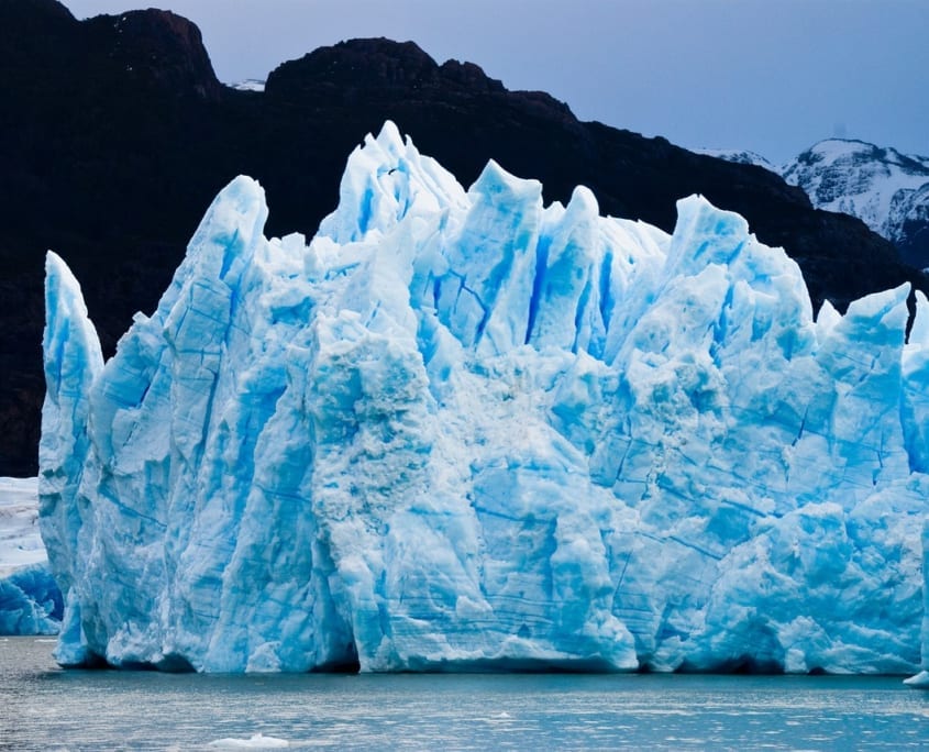 <p><span>una gruesa masa de hielo y nieve originada en la superficie terrastre por acumulación, compactación y recristalizacion de la nieve </span></p>