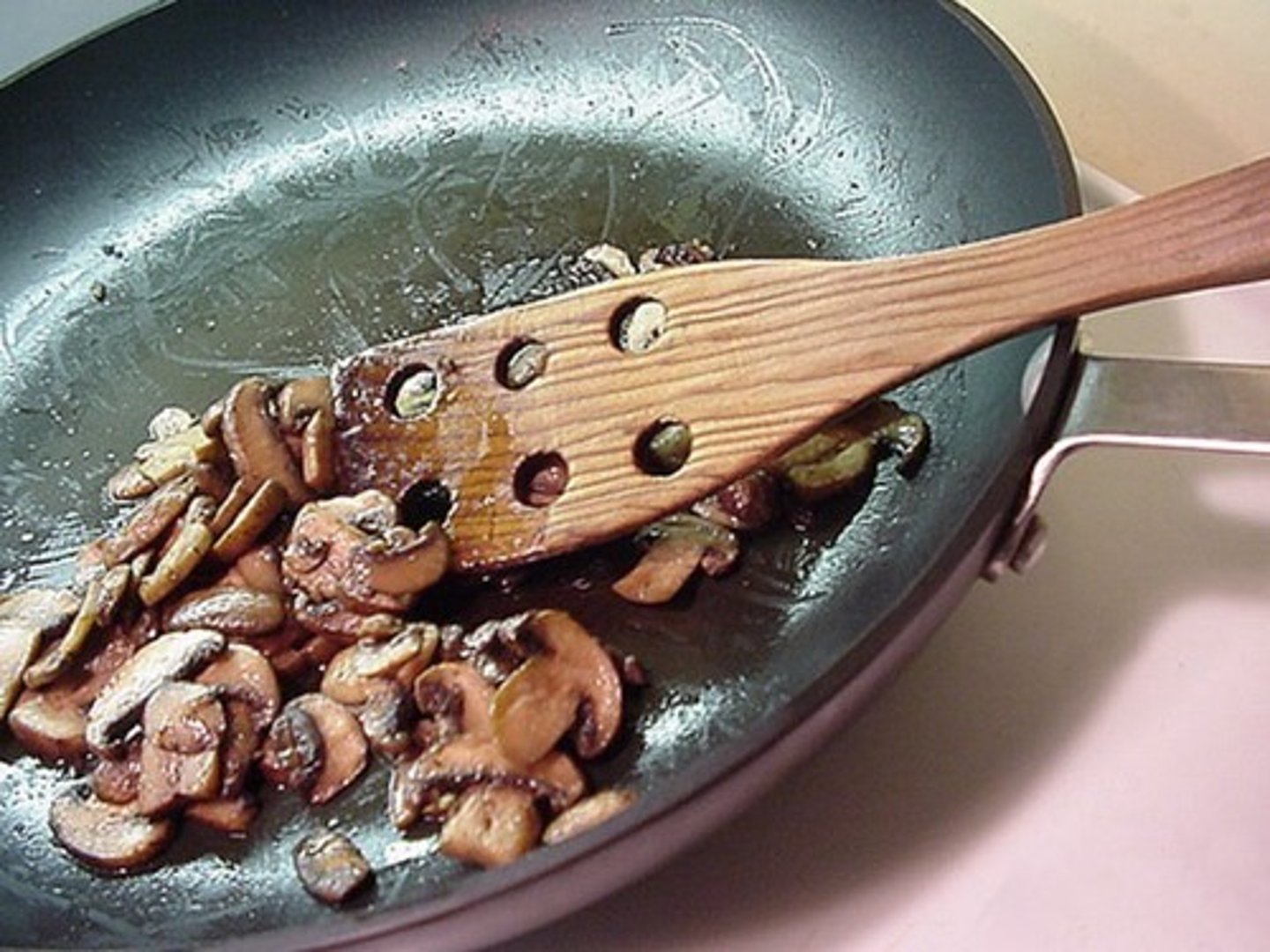 <p>to sauté/to fry in a pan</p>