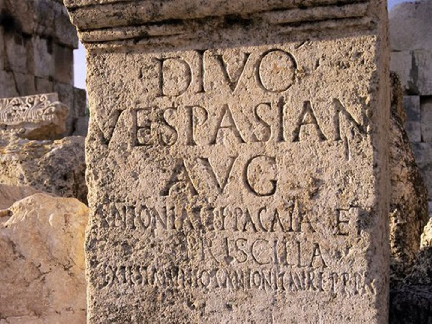 <p>to mark a surface with words or letters (khắc chữ, ghi tên). Example: Please inscribe my name on the trophy.</p>