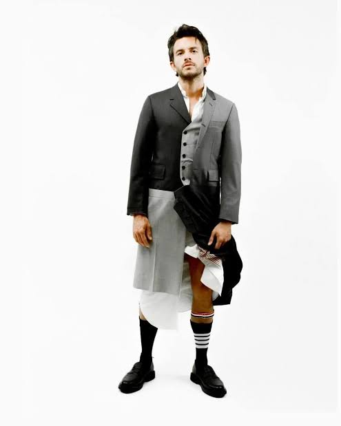 <p><span style="font-size: 1.6rem;"><span>The sock</span></span></p><p><span style="font-size: 1.6rem;"><span>Jonathan Bailey shows off his new socks </span></span></p>