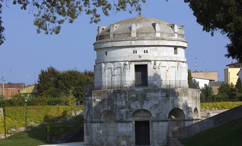 <p>A freestanding building constructed as a monument and housing the dead body of an important person or the bodies of multiple people</p>