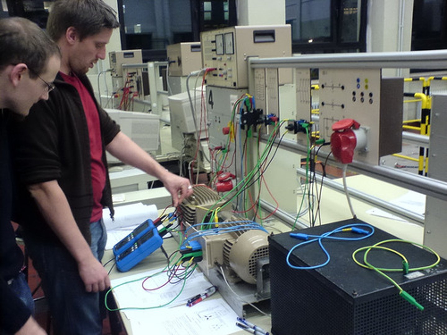 <p>on-the-job training, work practice</p>