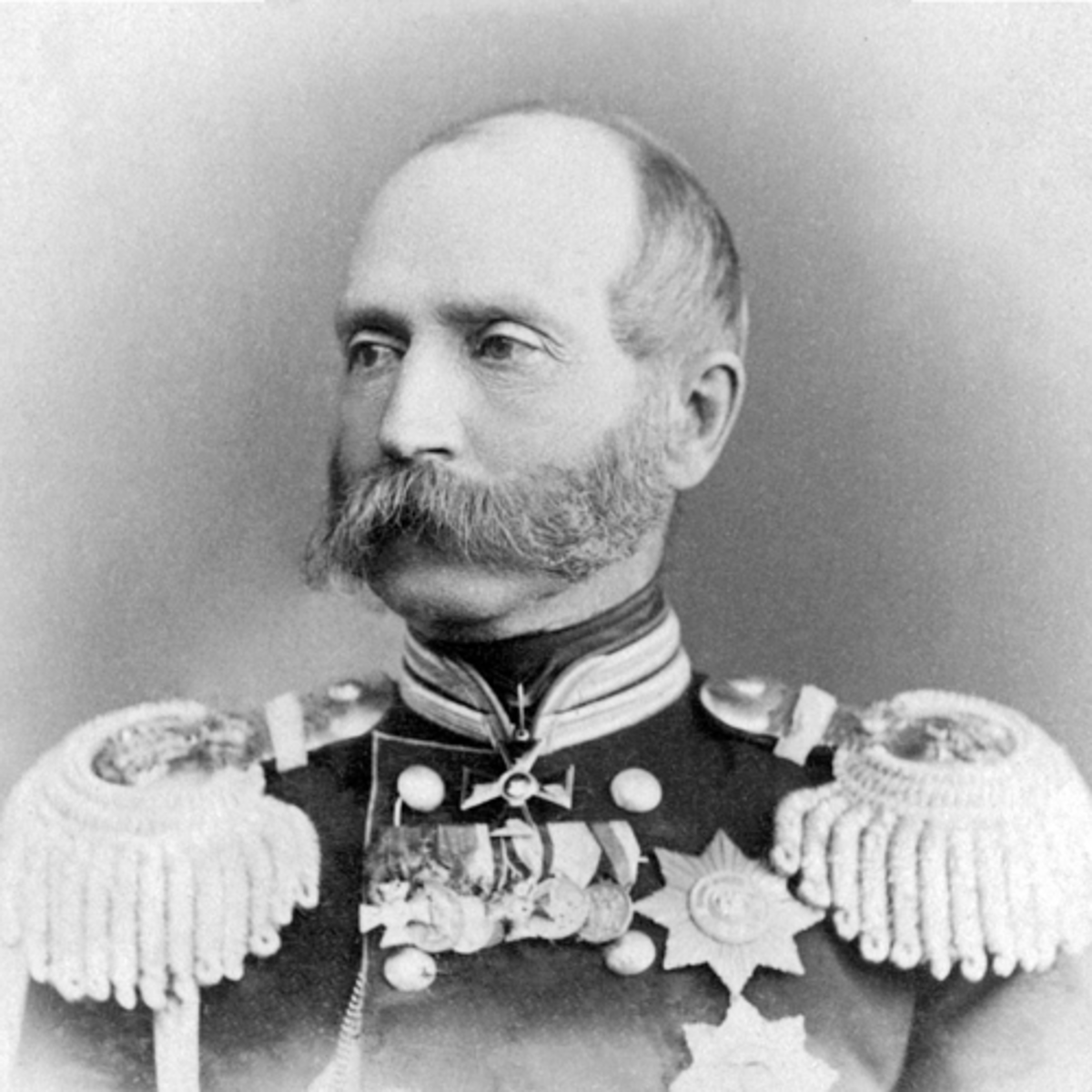 <p>1) Государственный деятель, генерал от кавалерии (с 1878 г.);</p><p>2) Петербургский градоначальник в 1873-1878 гг.;</p><p>3) Отдал приказ о порке политического заключённого народника А.С. Боголюбова за то, что тот не снял перед ним шапку. Этот приказ о сечении розгами был нарушением закона о запрете телесных наказаний. Следствием приказа стало покушение на этого деятеля, совершённое В.И. Засулич.</p>