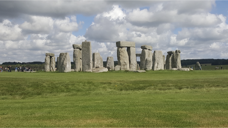 <p>stonehenge location and how long ago it was built</p>