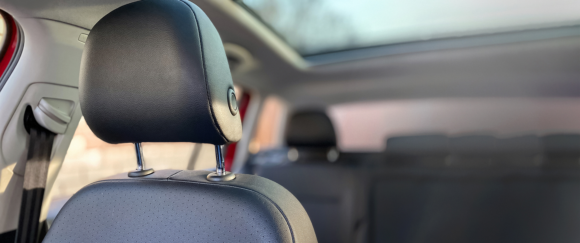 <p><span>the </span>part<span> of a </span>chair<span> that </span>supports<span> the </span>head<span>, </span>especially<span> a </span>support<span> </span>attached<span> to the back of the </span>seat<span> of a </span>car</p>