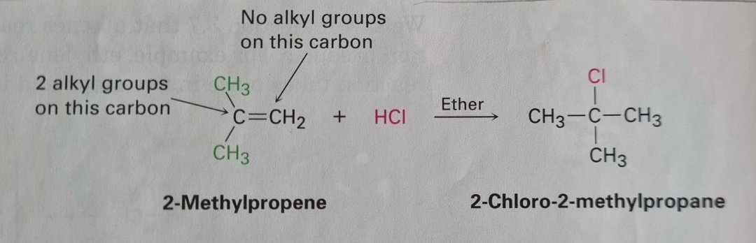 <p>Ved addition af HX til en alken vil H sætte sig på det kulstofatom med færrest alkyl substituenter og X vil sætte sig på det kulstofatom med flere alkyl substituenter</p>