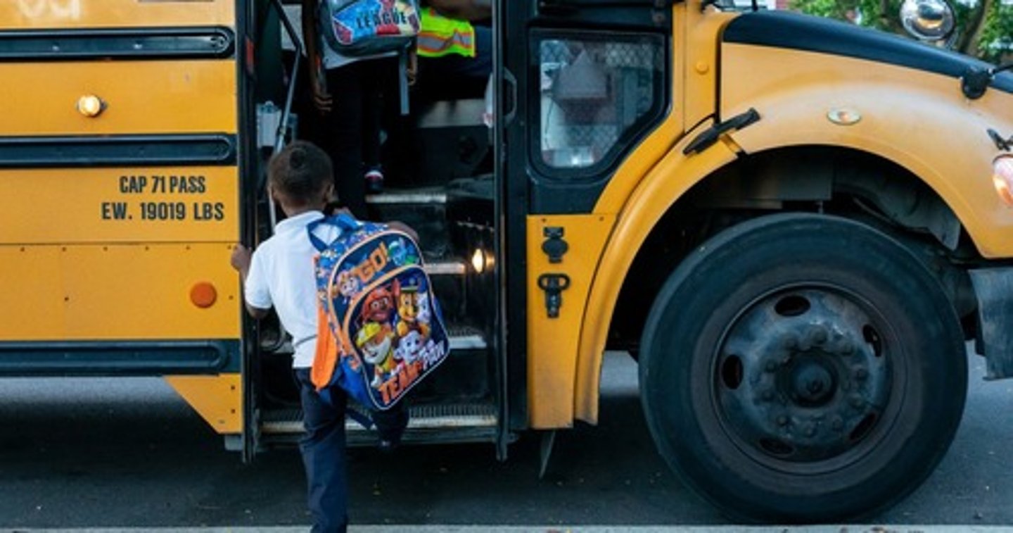 <p>Сесть на автобус (поезд / самолет)</p>