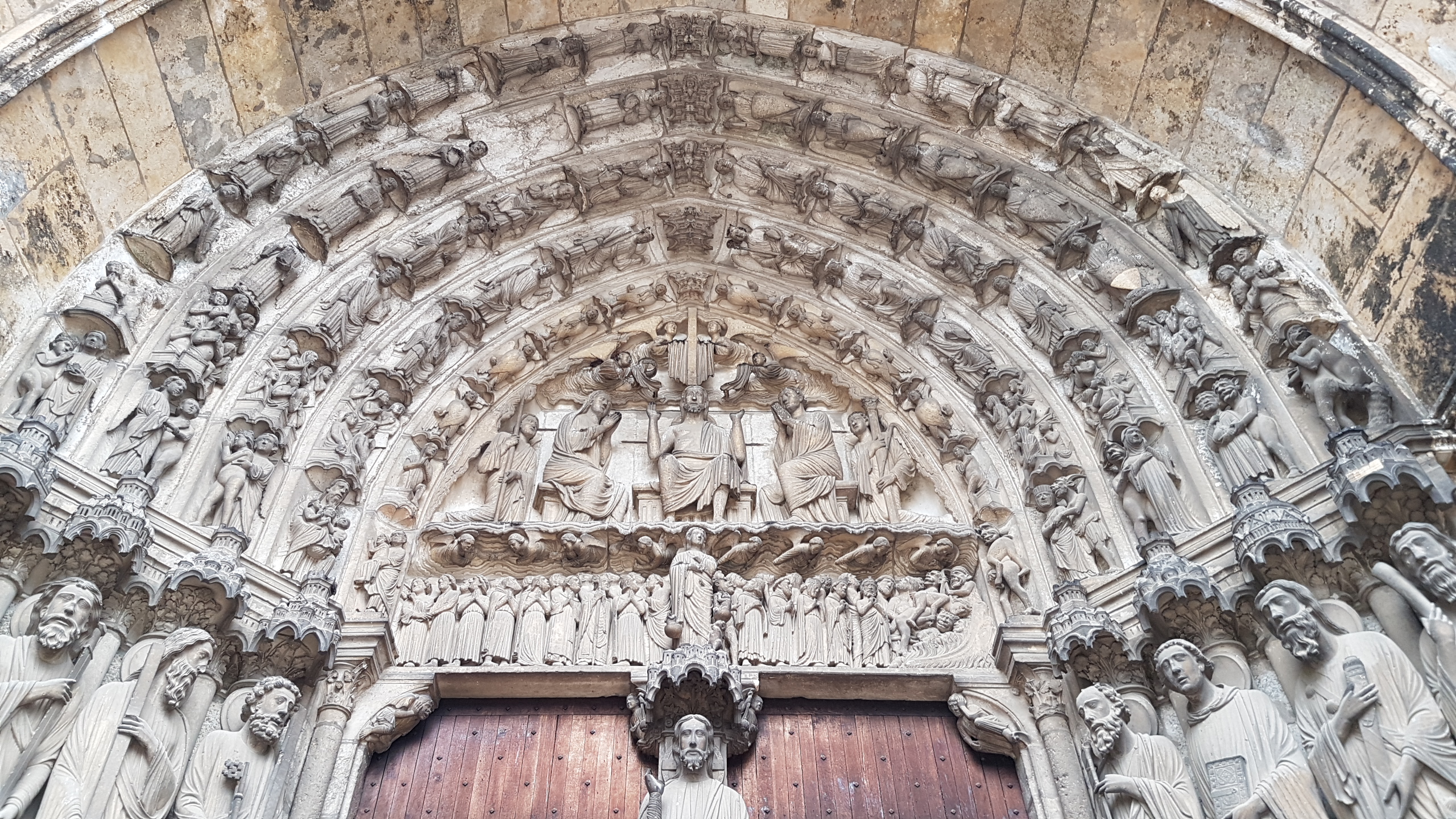 <table style="minWidth: 25px"><colgroup><col></colgroup><tbody><tr><td colspan="1" rowspan="1"><p><span>Molding running around the face of an arch immediately above the opening. The architectural term is applied especially to medieval and Renaissance buildings, where the archivolts are often decorated with sculpture, as in the archivolts on the west facade of Chartres cathedral (1140–50).</span></p></td></tr></tbody></table>