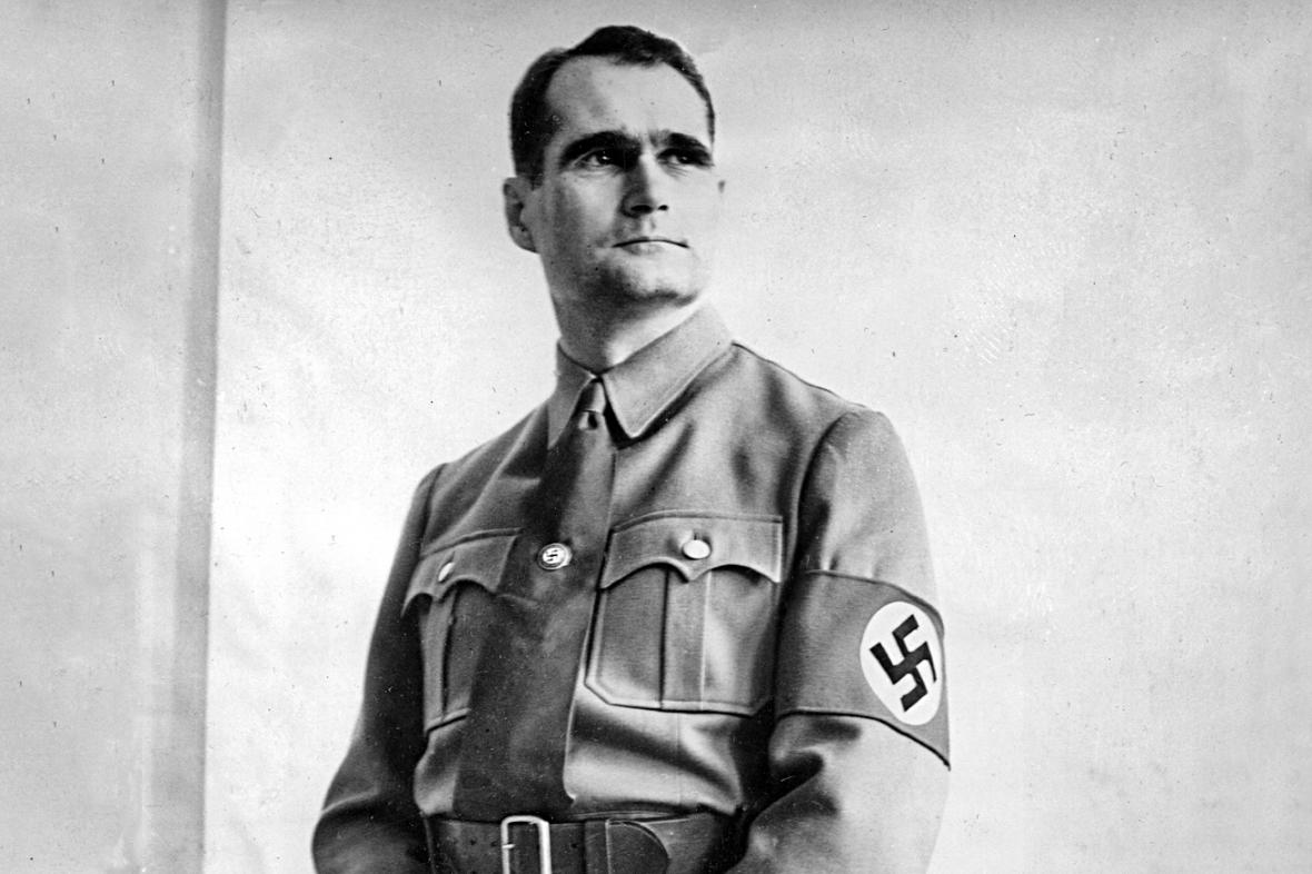<p>zástupce Hitlera (v NSDAP), tajmník Hitlera</p>