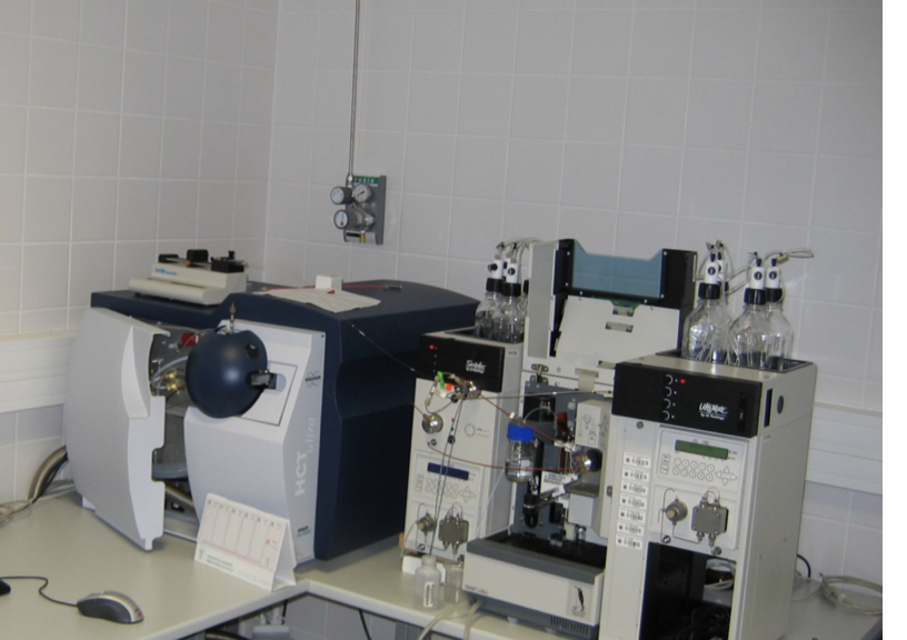 <p>Like Liquid-Liquid chromatography, but performed under extremely high pressure.</p><p>Elution time is very fast (seconds to minute).</p><p>Once measured, analyte is recoverable.</p><p>Works for volatile and non-volatile analytes.</p><p></p>