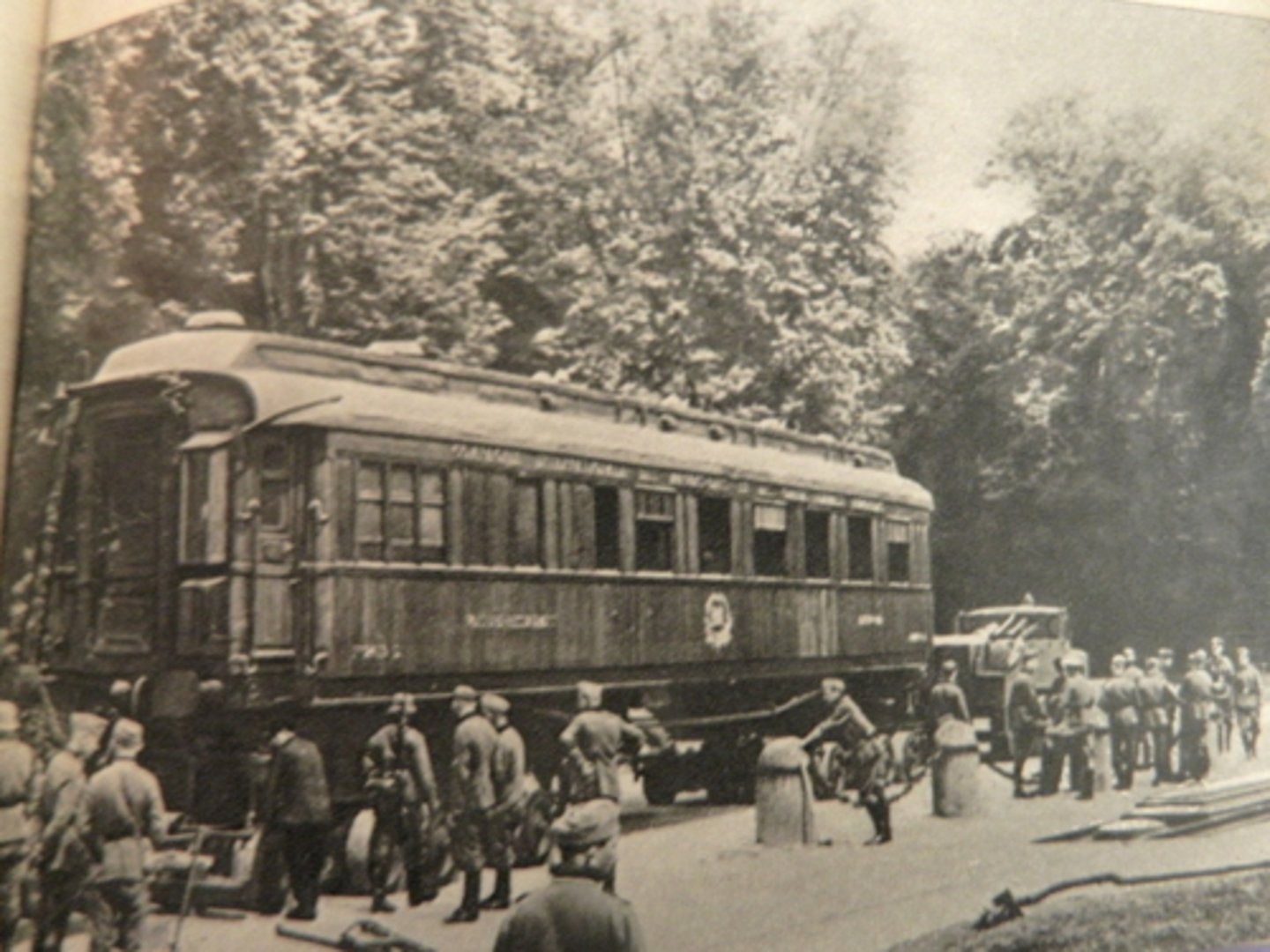 <p>om 11u op 11 november 1918 wapenstilstand ondertekend in Compiègne, Duitsland</p><p>→ geen onderhandeling, 'dictaat' =&gt; verplicht ondertekenen</p>