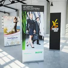 <p>ein tragbarer Aufsteller, der als Werbemittel genutzt wird</p>