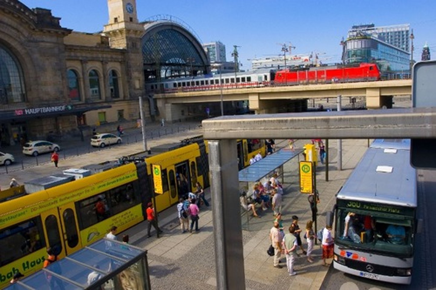 <p>ở nơi công cộng, nơi công chúng</p>