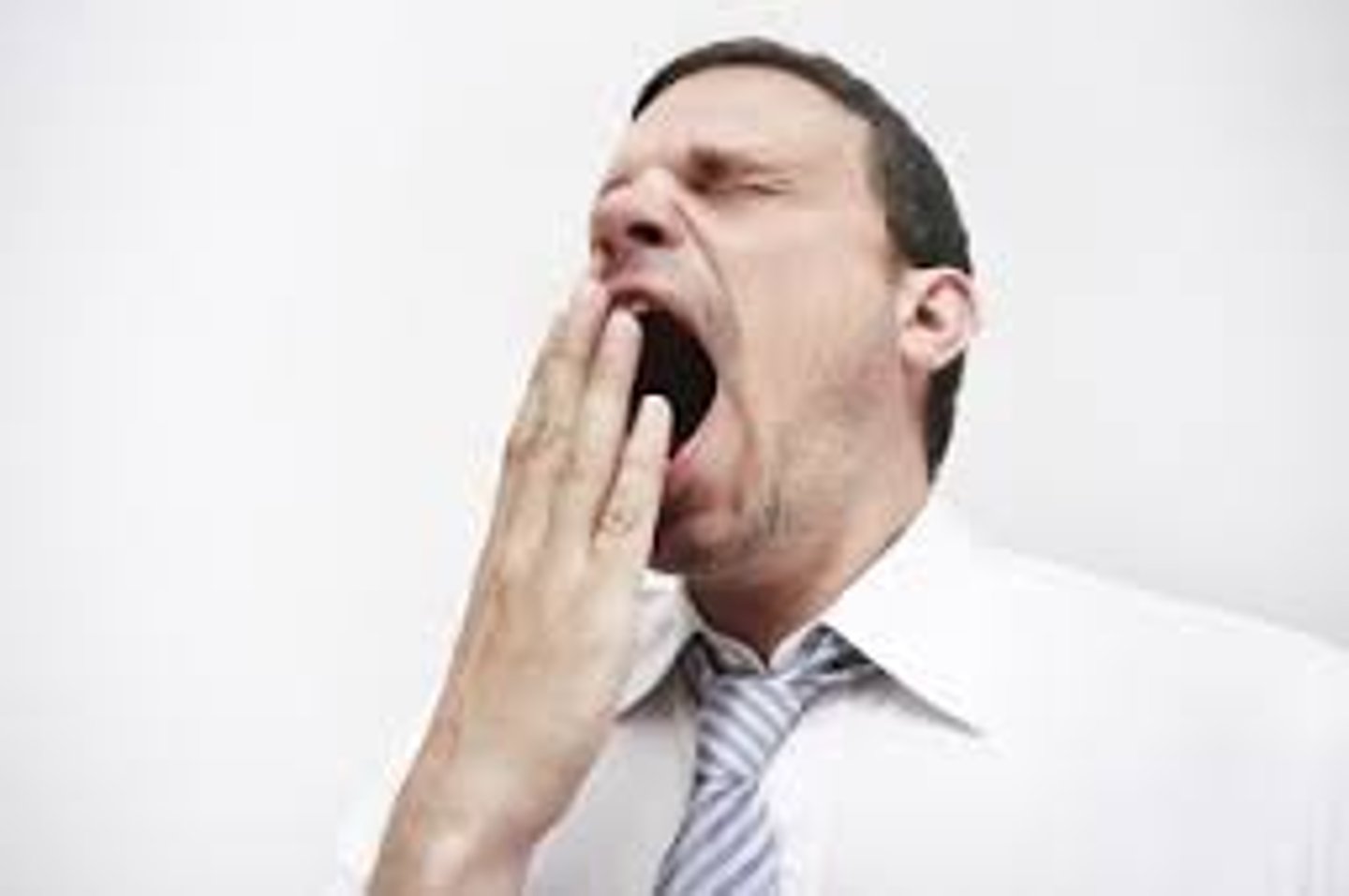<p>to yawn</p>