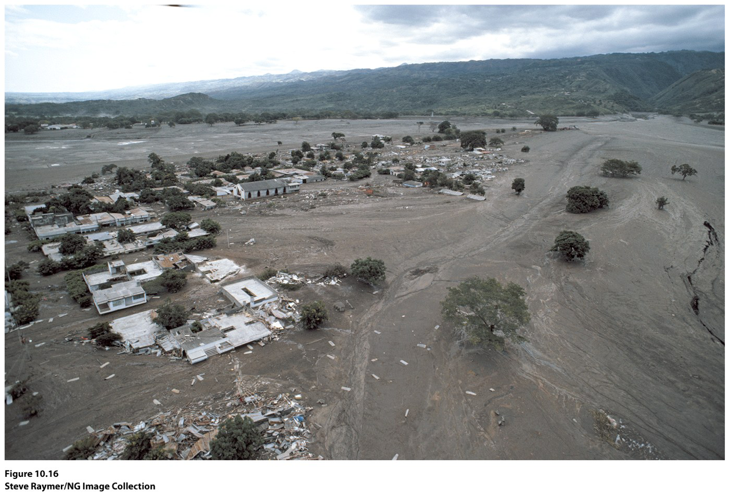 een snel stromend mengsel van aarde en water. vaak veroorzaakt door aardbevingen, vulkanen en regen