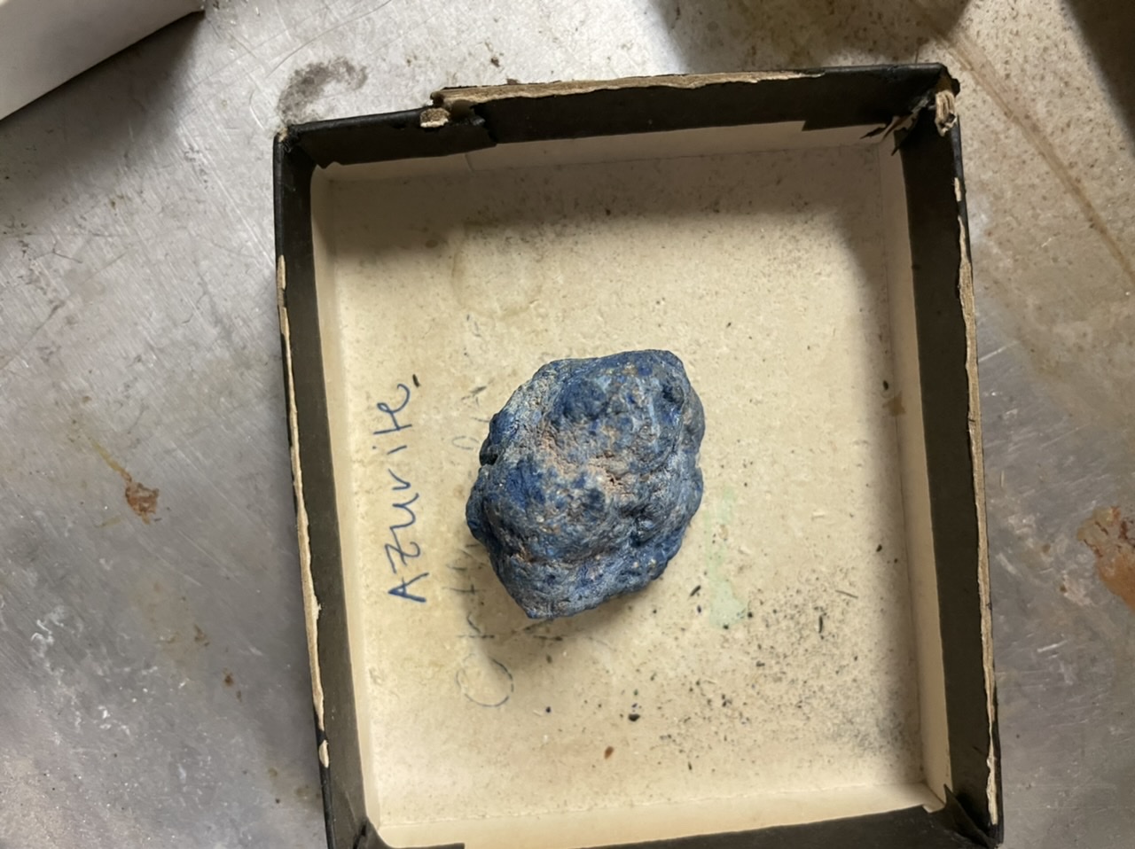 massive encrusting or botryoidal form, cleavage or fracture, vitreous luster, blue streak, effervescence with HCl