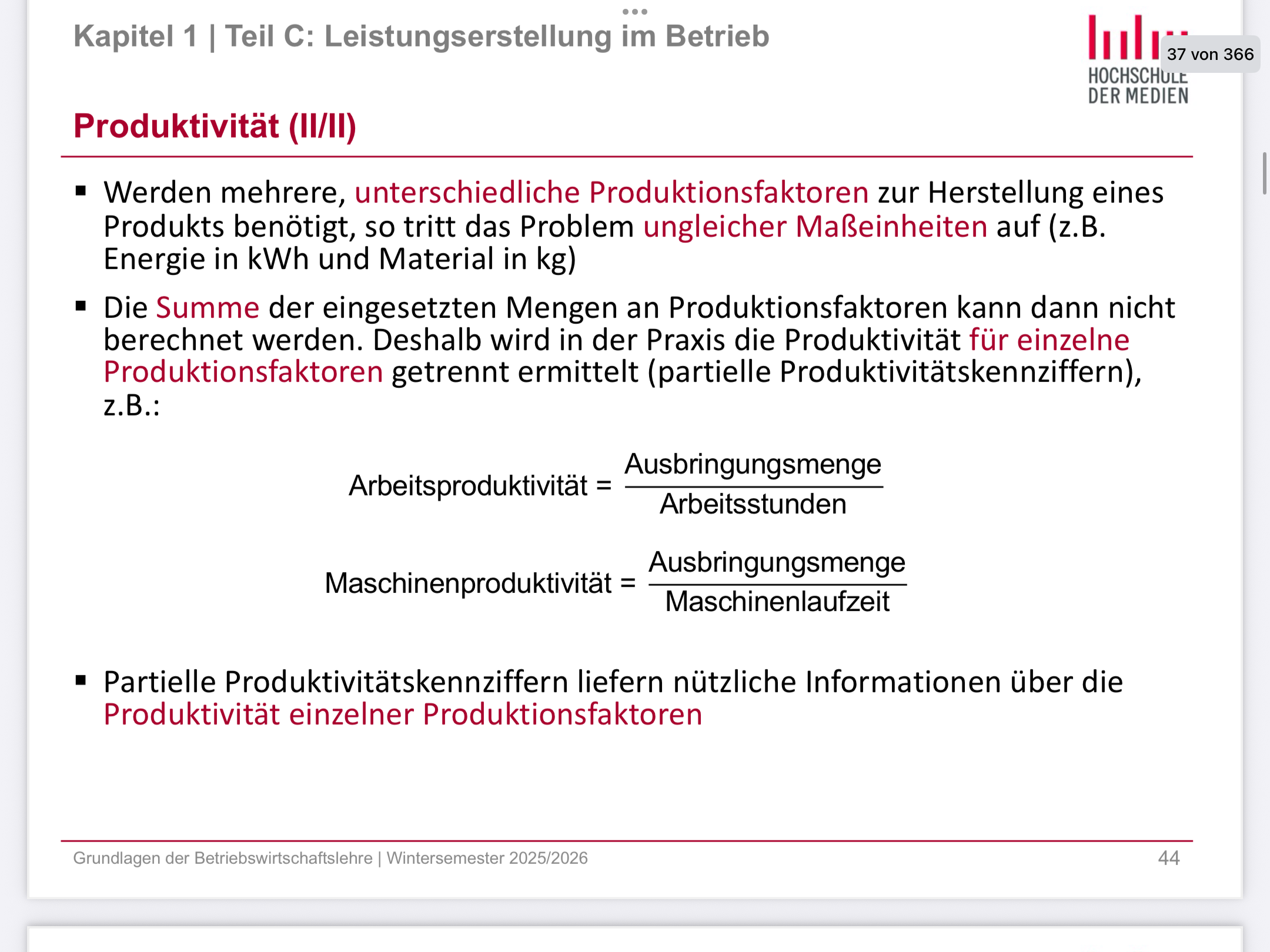 <p><span>Ja, genau – das ist richtig beobachtet </span><span data-name="+1" data-type="emoji">👍</span></p><p><span>Output und Input haben meist unterschiedliche Einheiten, und das ist bei Produktivität völlig normal.</span></p><p></p><p></p><p><span><strong>Warum das kein Problem ist</strong></span></p><p></p><p></p><p><span>Produktivität ist eine Verhältniszahl, keine absolute Größe.</span></p><p><span>Sie beantwortet die Frage:</span></p><p></p><p><span>Wie viel Output entsteht pro Einheit Input?</span></p><p></p><p><span>Deshalb entstehen bewusst „gemischte Einheiten“ wie z. B.:</span></p><p></p><ul><li><p><span>Stück pro Stunde</span></p></li><li><p><span>Stück pro Mitarbeiter</span></p></li><li><p><span>Umsatz pro Euro Kapital</span></p></li><li><p><span>kg pro Maschinenstunde</span></p></li></ul><p></p><p></p><p></p><p></p><p></p><p><span><strong>Beispiel</strong></span></p><p></p><p></p><p><span>Ein Betrieb produziert 800 Stück mit 400 Arbeitsstunden:</span></p><p></p><p><span>\text{Arbeitsproduktivität} = \frac{800 \text{ Stück}}{400 \text{ Stunden}} = 2 \text{ Stück/Stunde}</span></p><p></p><p><span data-name="arrow_right" data-type="emoji">➡</span><span> Unterschiedliche Einheiten, aber sinnvoll interpretierbar.</span></p><p></p><p></p><p></p><p></p><p><span><strong>Wann man auf gleiche Einheiten achtet</strong></span></p><p></p><p></p><p><span>Nur bei der Gesamtproduktivität kann es problematisch sein, weil dort verschiedene Inputs (Arbeit, Material, Kapital) zusammenkommen.</span></p><p></p><p><span data-name="arrow_right" data-type="emoji">➡</span><span> Lösung in der BWL:</span></p><p></p><ul><li><p><span>Inputs werden monetär bewertet (z. B. in €)</span></p></li><li><p><span>oder man betrachtet Teilproduktivitäten (Arbeits-, Maschinen-, Kapitalproduktivität)</span></p></li></ul><p></p><p></p><p></p><p></p><p></p><p><span><strong>Merksatz für Klausuren </strong></span><span data-name="blue_book" data-type="emoji">📘</span></p><p></p><p></p><p><span>Produktivität darf unterschiedliche Einheiten haben – das ist kein Fehler, sondern der Sinn der Kennzahl.</span></p><p></p><p><span>Wenn du magst, erkläre ich dir das auch mit einer Zeichnung, einer Eselsbrücke oder typischen Klausurfallen.</span></p>
