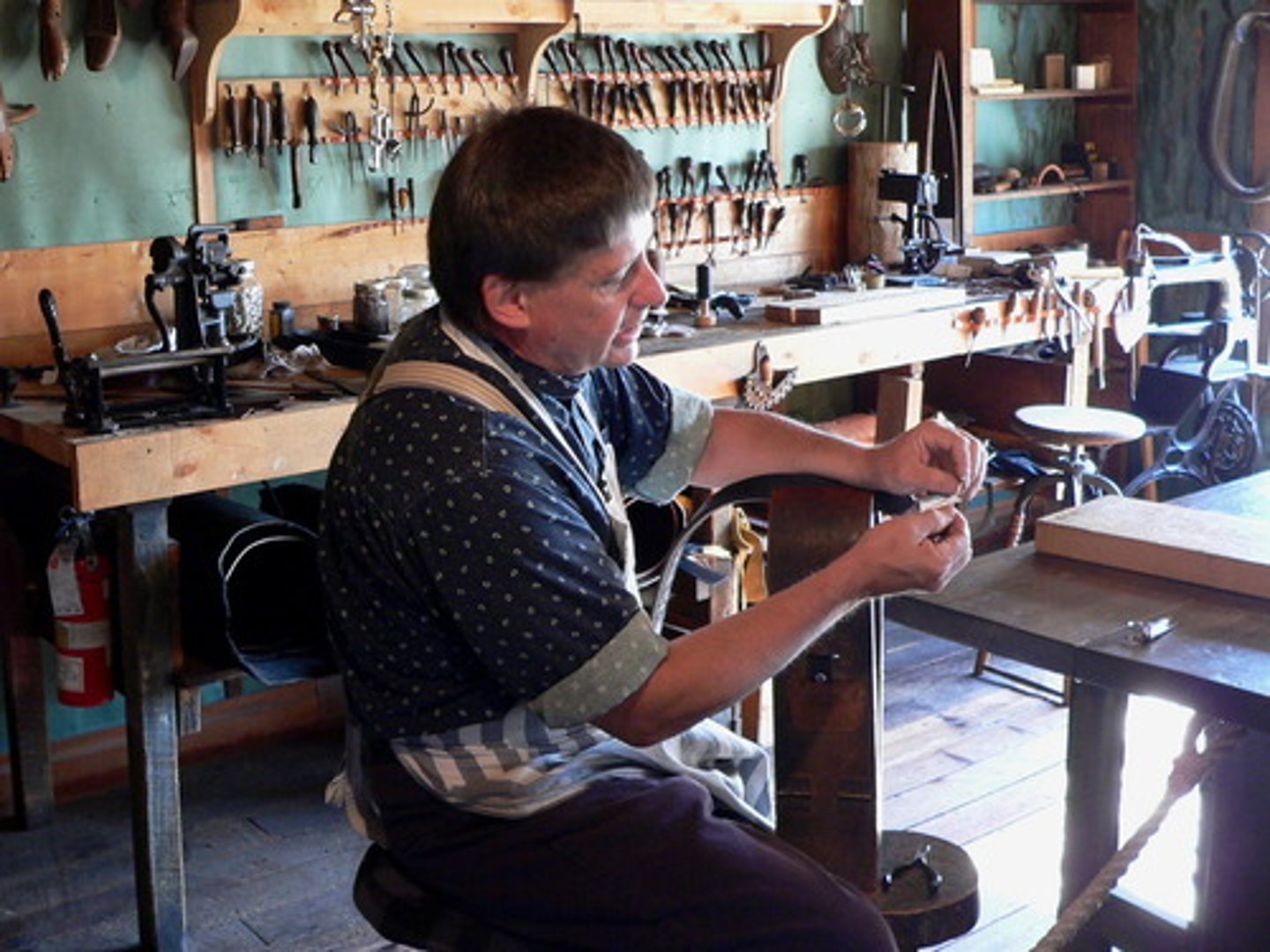 <p>A person who treats and turns animal skins into leather</p>