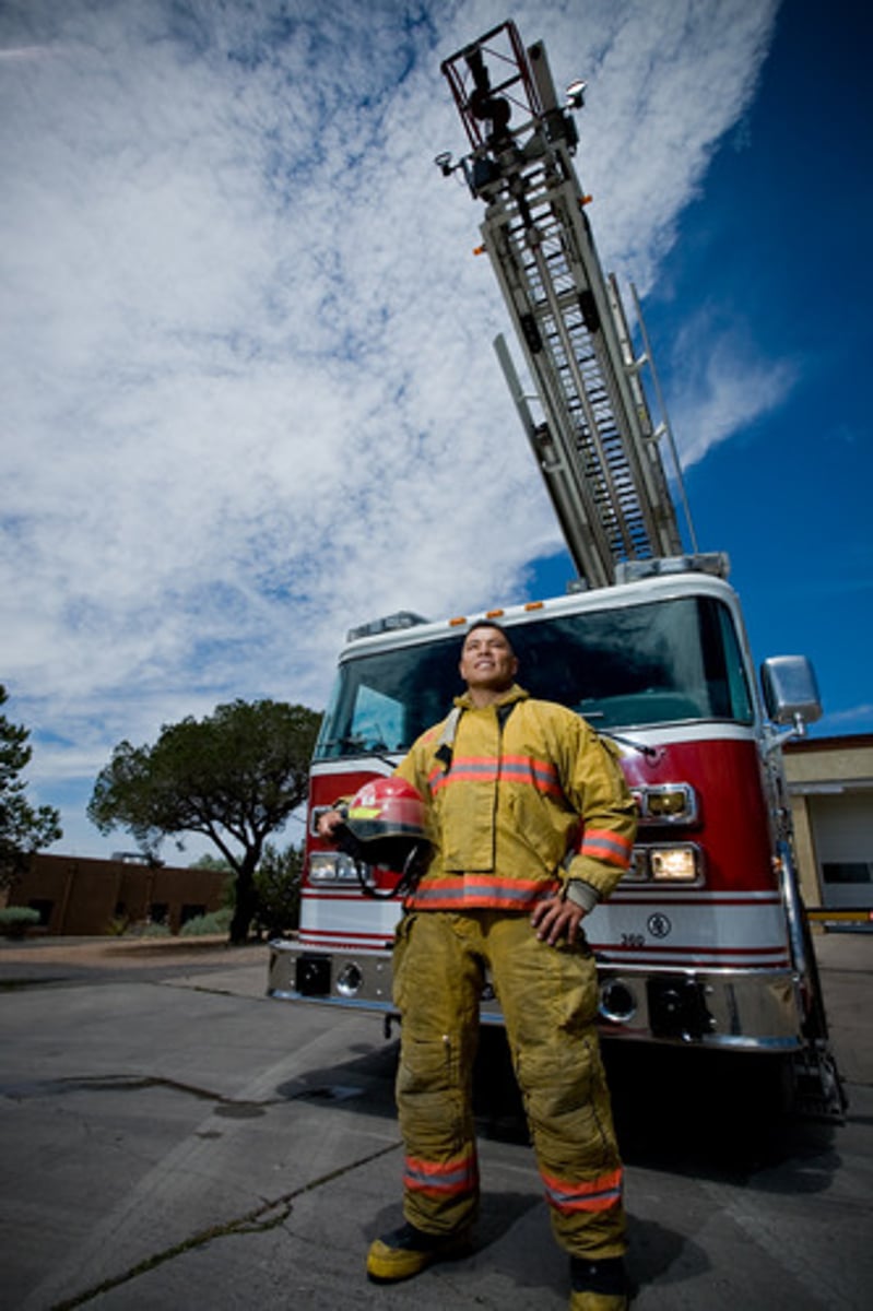 <p>un hombre que extingue los fuegos</p><p>(firefighter-male)</p>