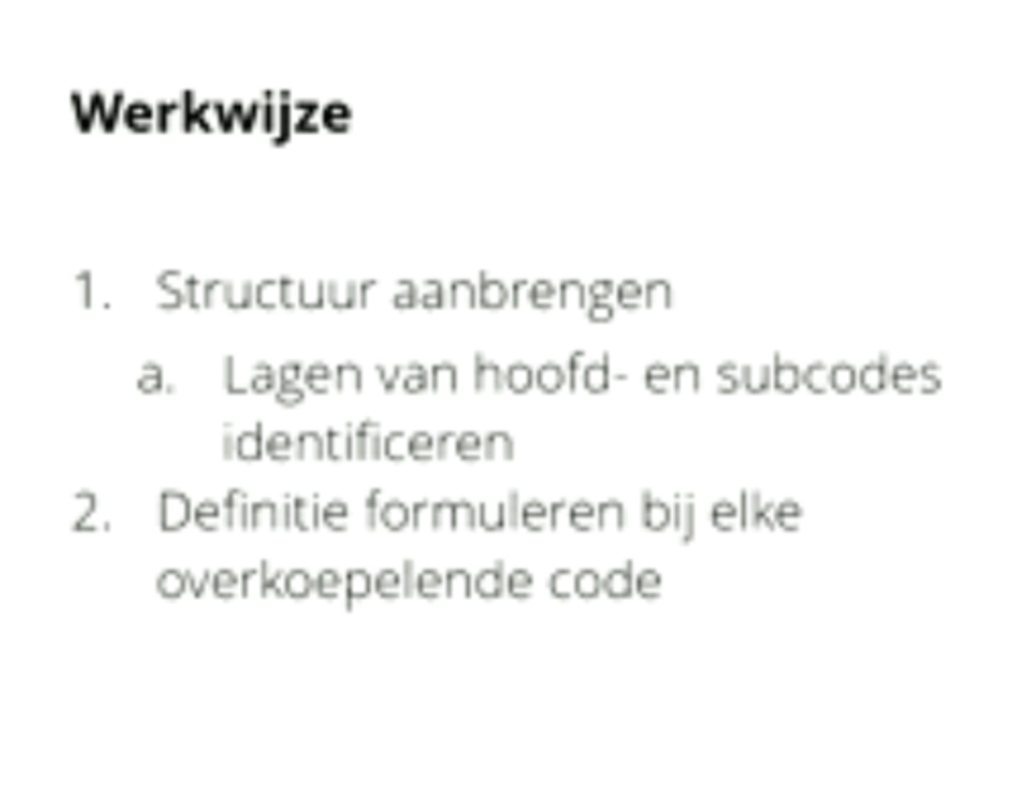 <p>Nu wordt constant comparison belangrijk, je moet constant vergelijken waardoor je de laatste data bepalend laat zijn. Je vergelijkt; codes met oude data, defenities met codes, definities met oude data, codes met memo's, definities met memo's, thema's met literatuur, thema's met memo's, en memo's met ruwe data. Valkuil: laatste data is bepalend; stel je kiest er voor om nog 2 focusgroepen te doen dat je bepaald op wat daar uit komt. Je moet dus blijven vergelijken. Bij axiaal coderen is het doel structureren, overkoepelende thema's identificeren en thema's definiëren. De werkwijze: hoofd- en subcodes maken en structuur aanbrengen aan codeboom: 1. Structuur aanbrengena. Lagen van hoods- en subcodes identificeren 2. Definitie formuleren bij elke overkoepelende code. -&gt; thema's -&gt; axiale hoofd-codes, subthema -&gt; axiale sub-code.</p>