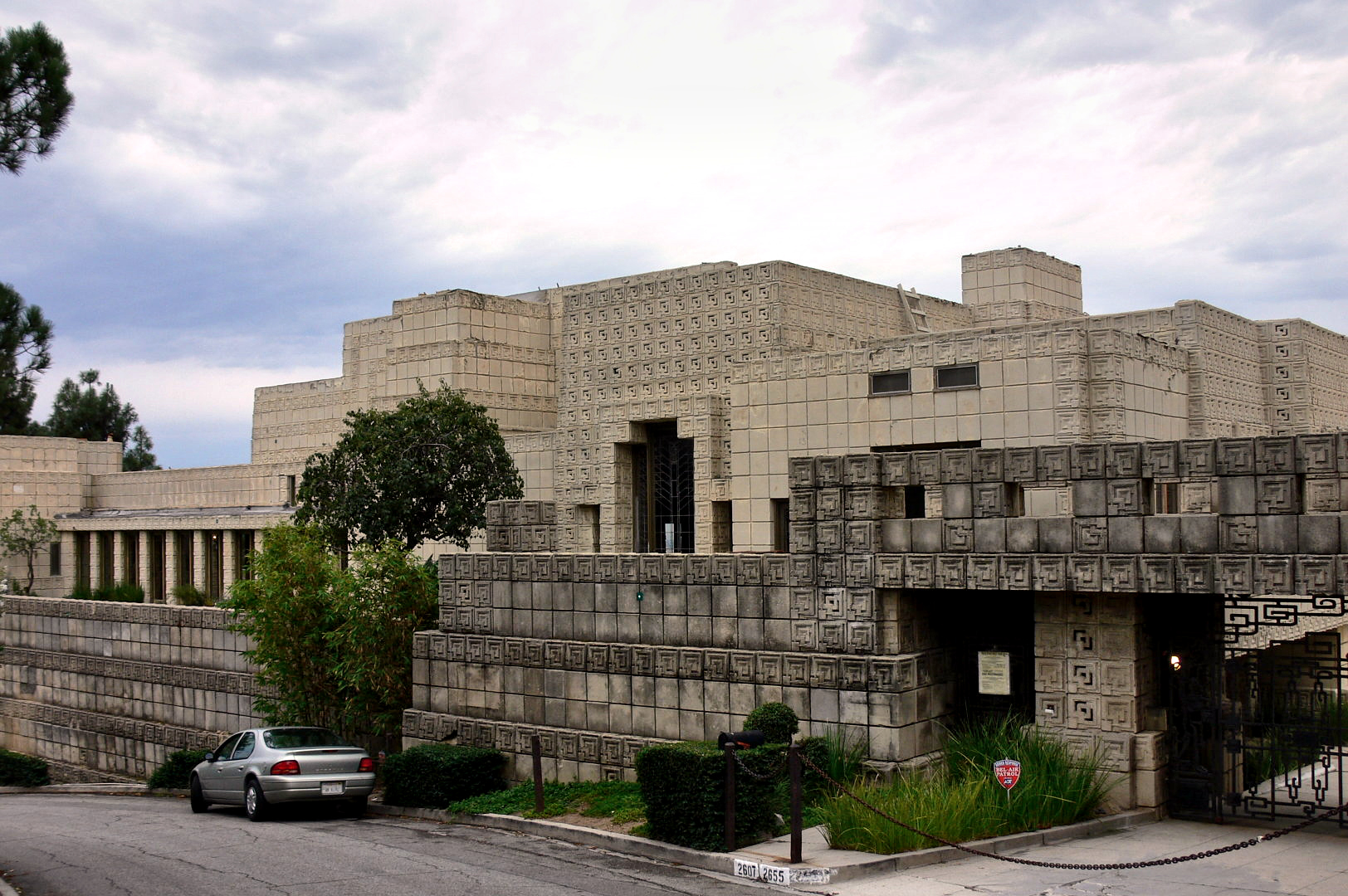 <p>Brown House, 1923, Wright</p>